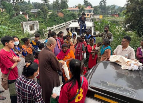 Tháng 9/2024: Phát quà cho người khó khăn tại Dharamsala, Ấn Độ